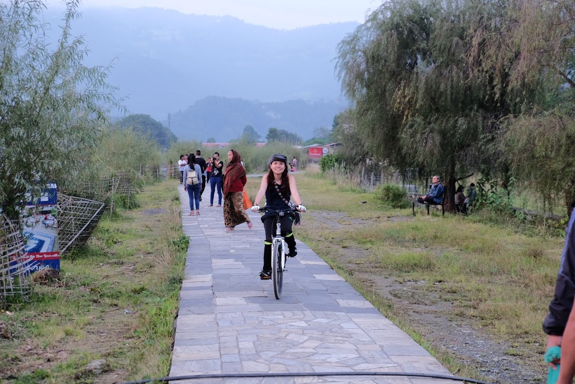 đạp xe hồ Phewa